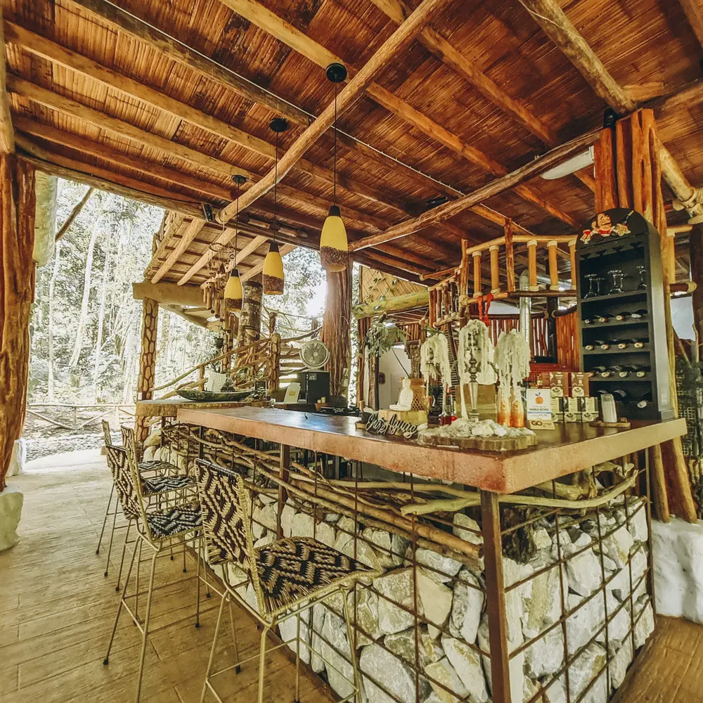 Bar de madera abierto al bosque