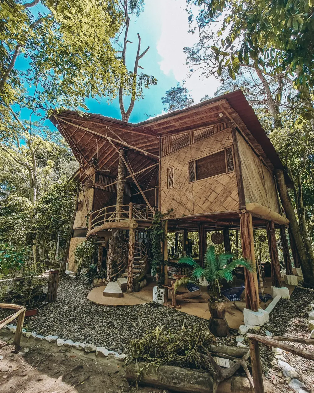 Cabaña de madera entre el bosque