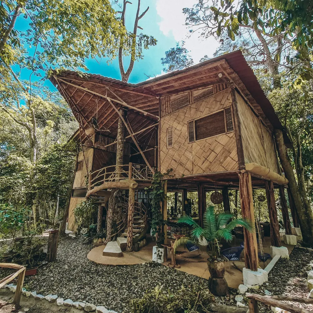 Cabaña de madera entre el bosque
