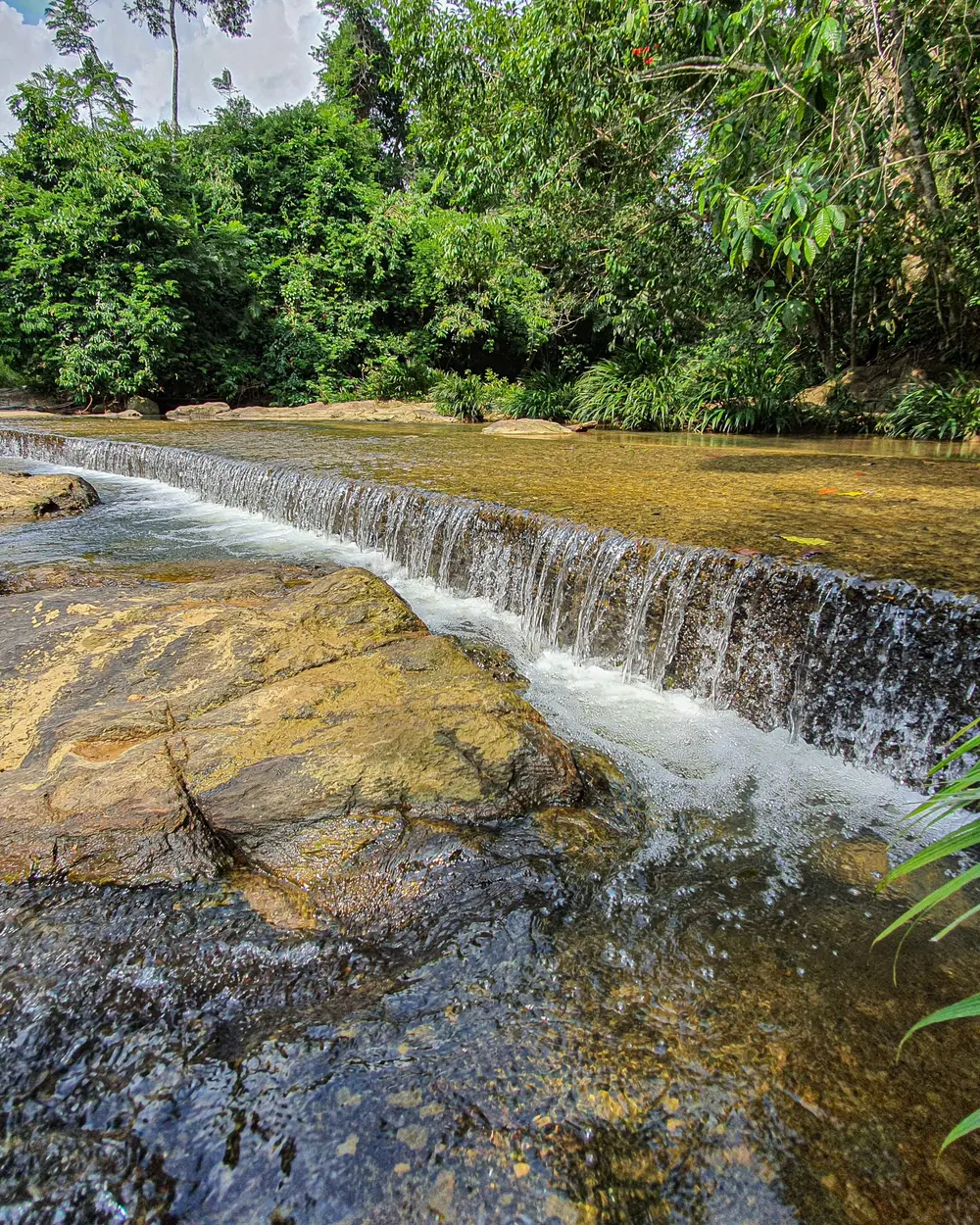 Cascada del río entre piedras