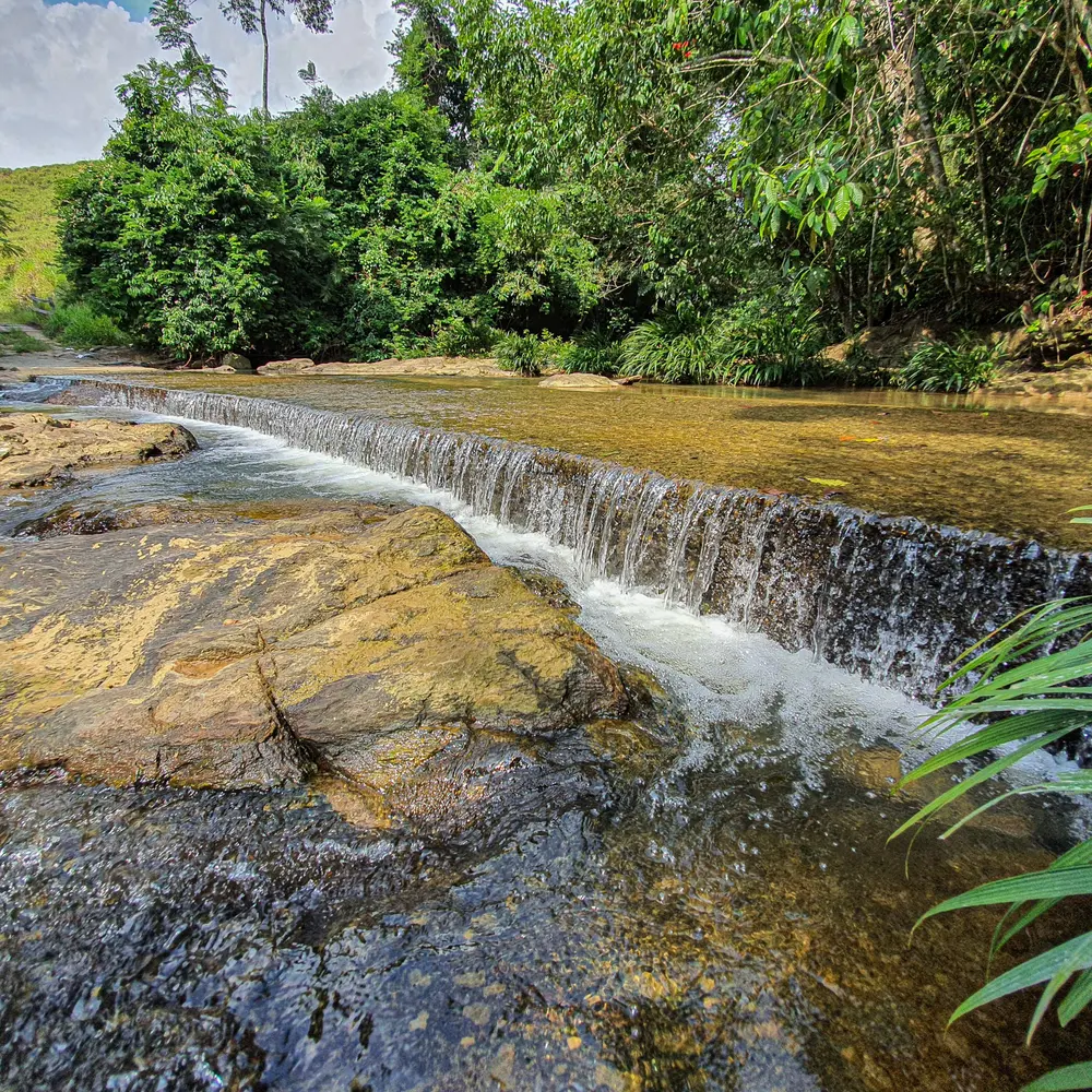 Cascada del río entre piedras