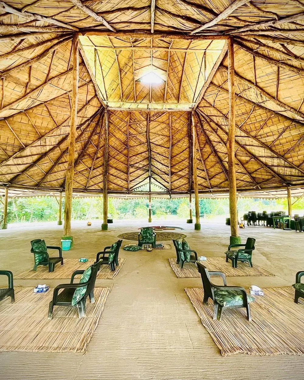 Espacio de encuentro techado, abierto al bosque
