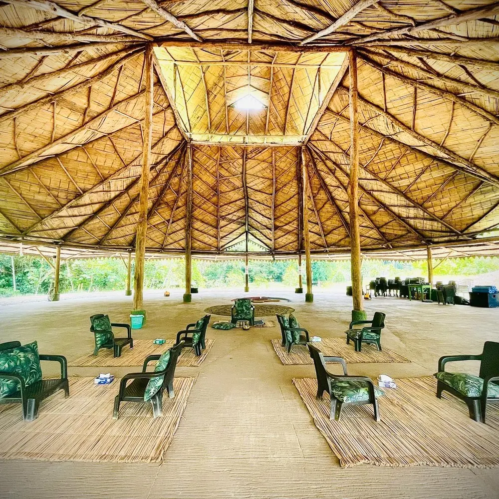 Espacio de encuentro techado, abierto al bosque