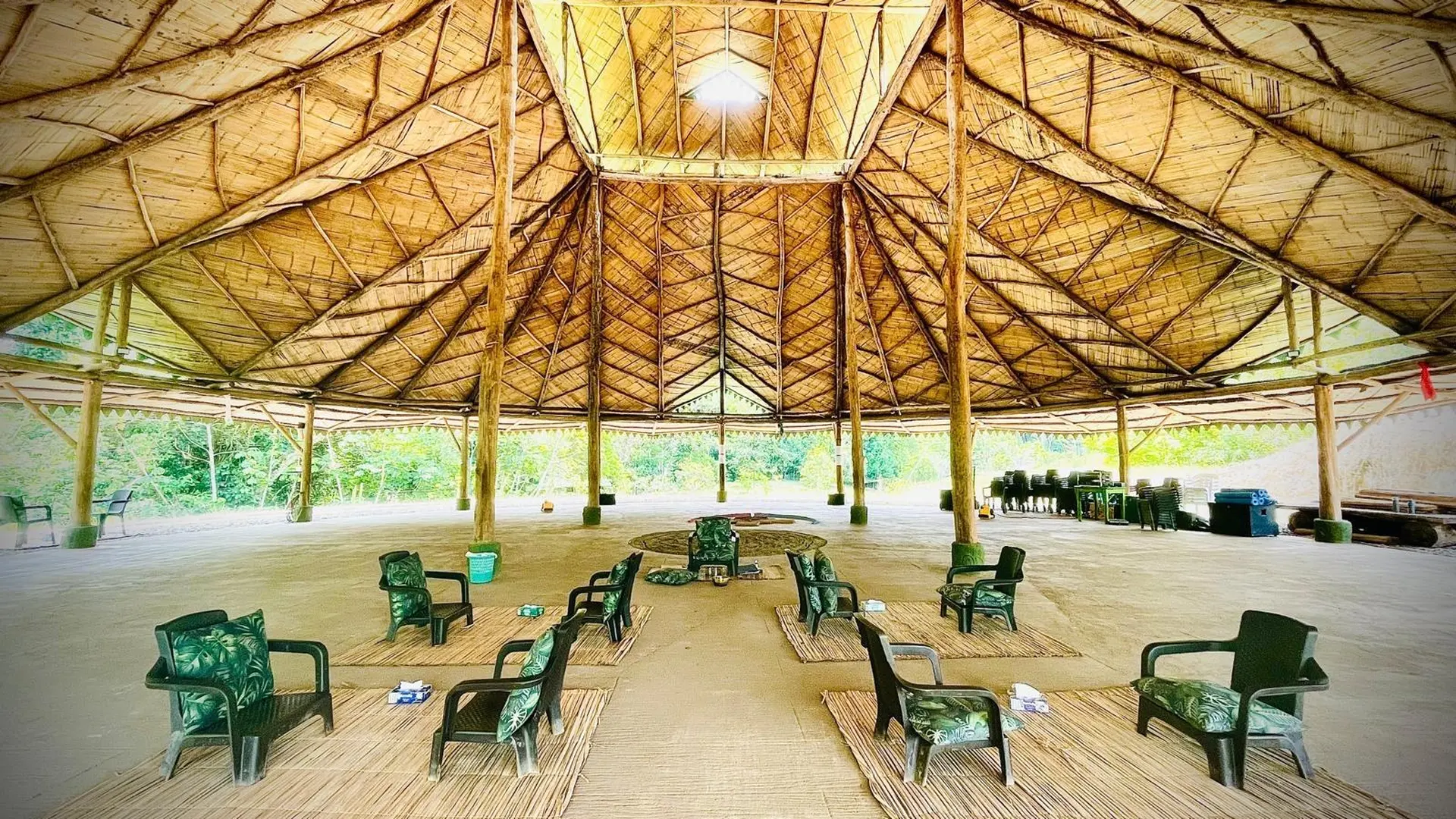 Espacio de encuentro de EntreAguas, techado en palma y abierto al bosque