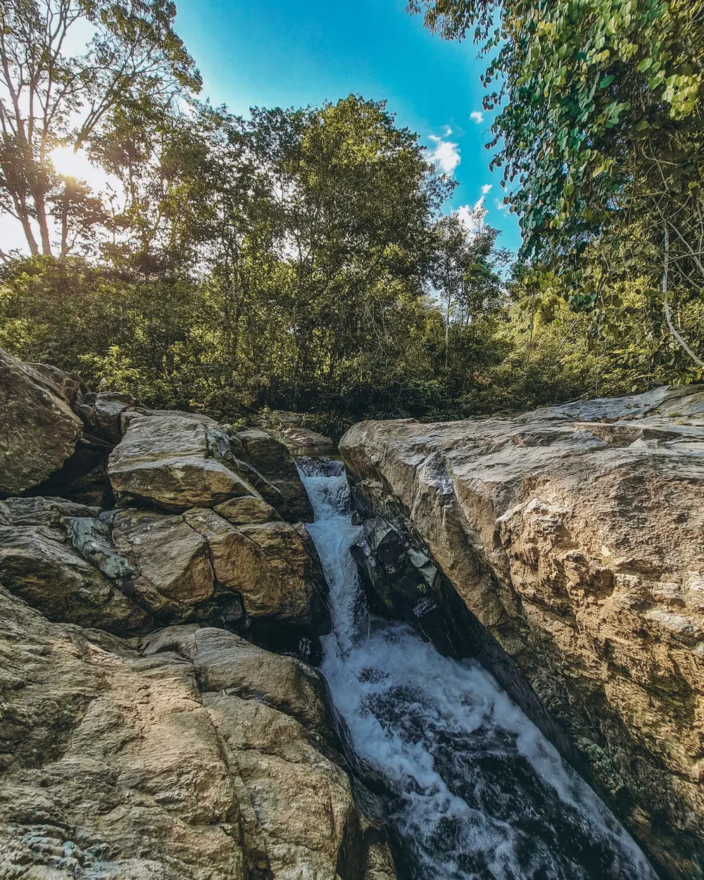 Salto de agua entre las piedras