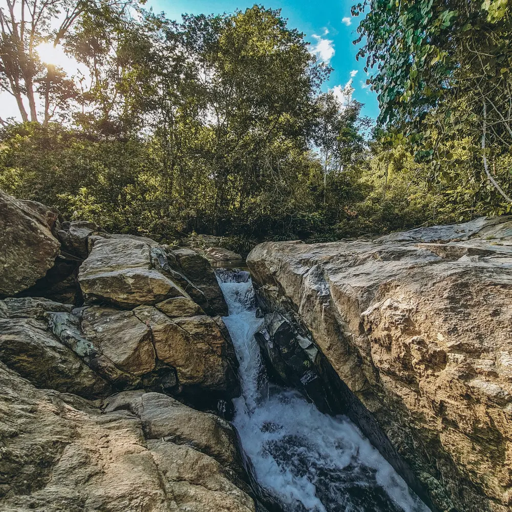 Salto de agua entre las piedras
