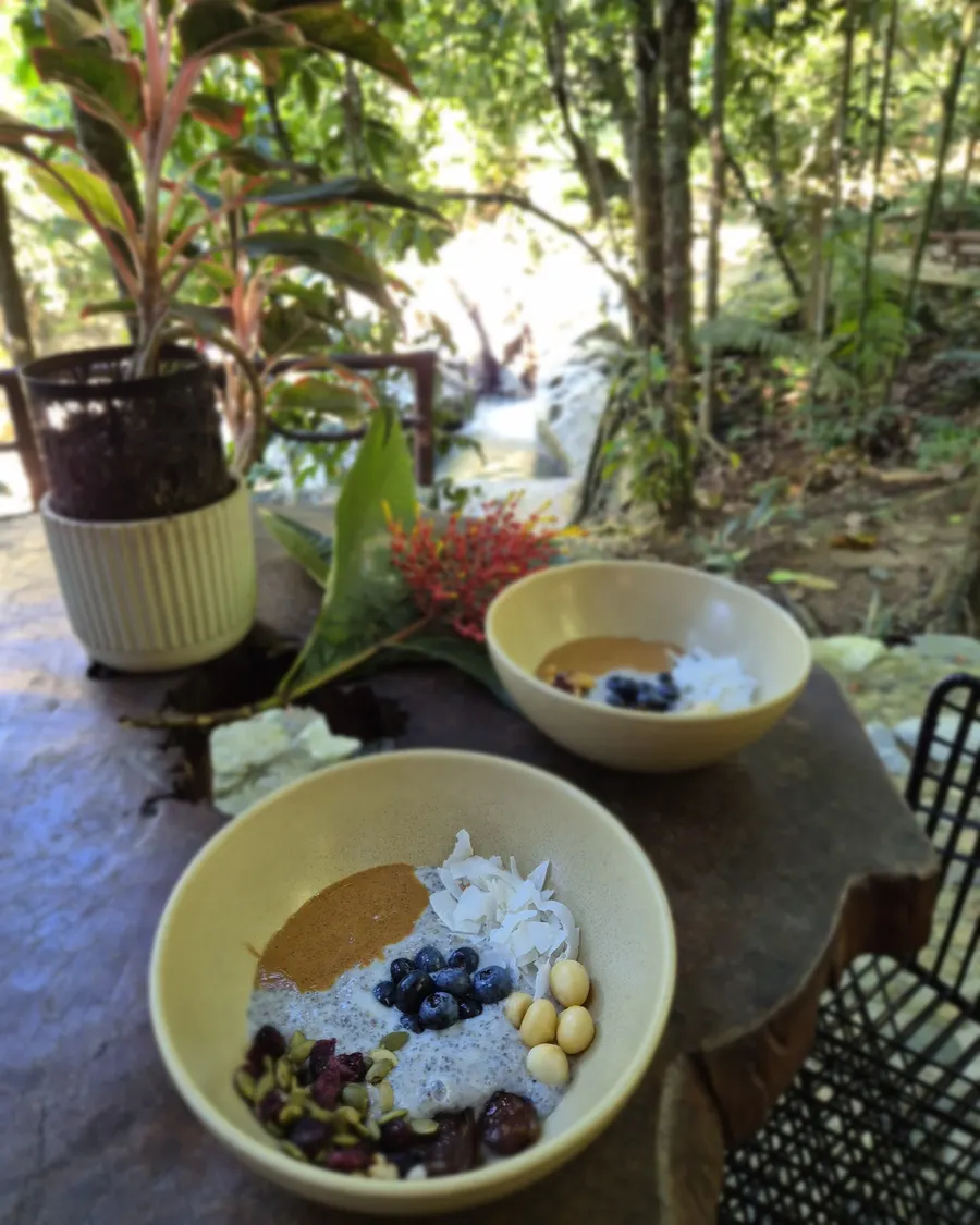 Bowls con fruta servidos en una mesa del restaurante
