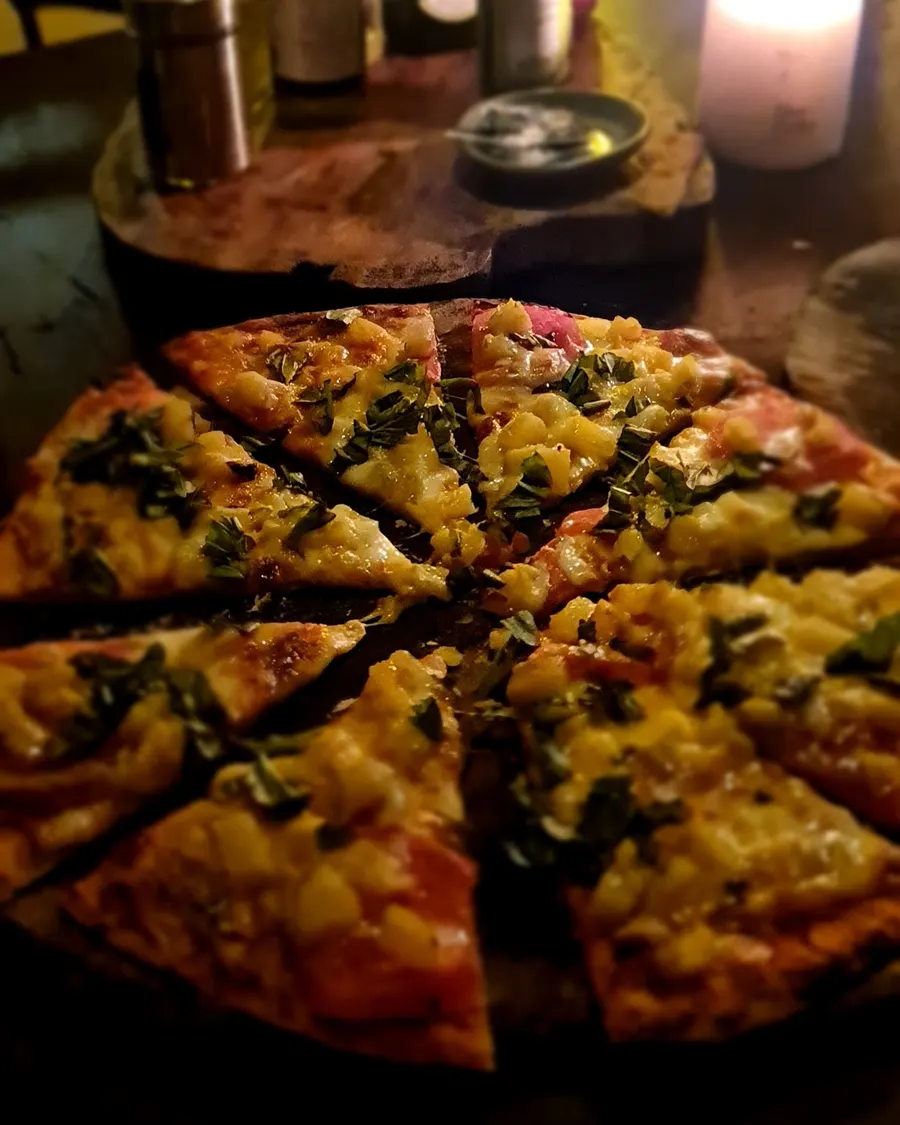 Pizza recién horneada en la noche