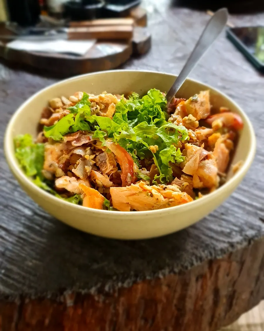 Bowl con proteína y ensalada