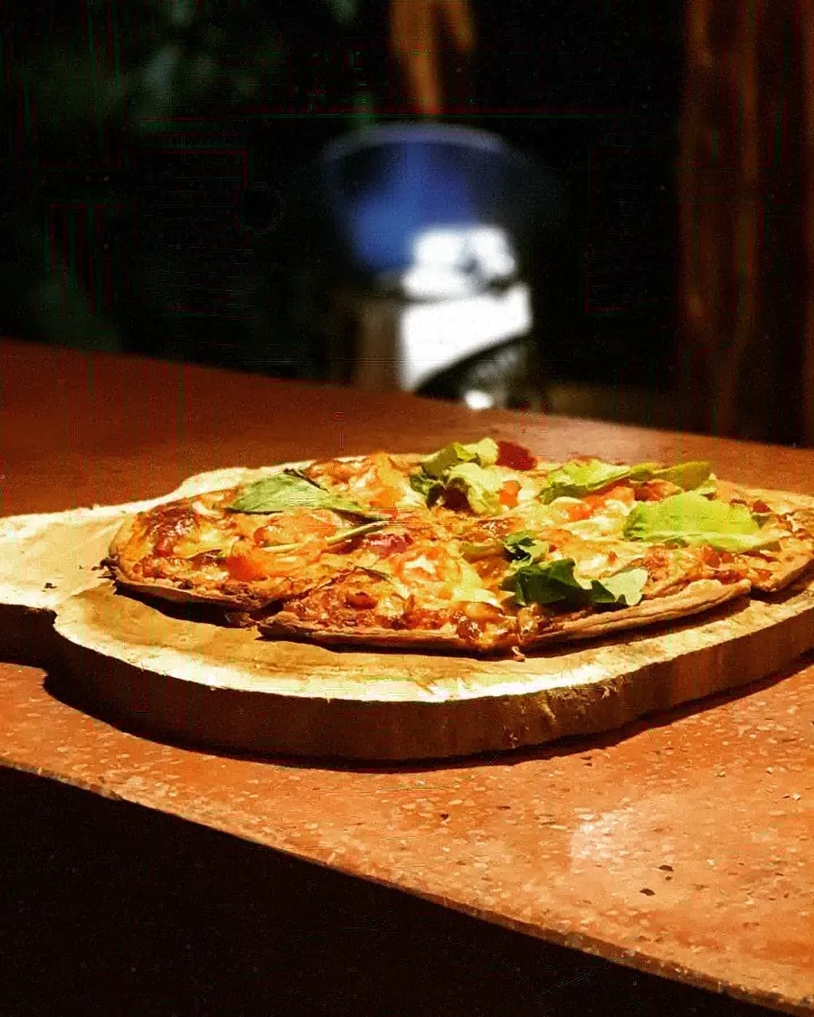 Pizza sobre tabla de madera