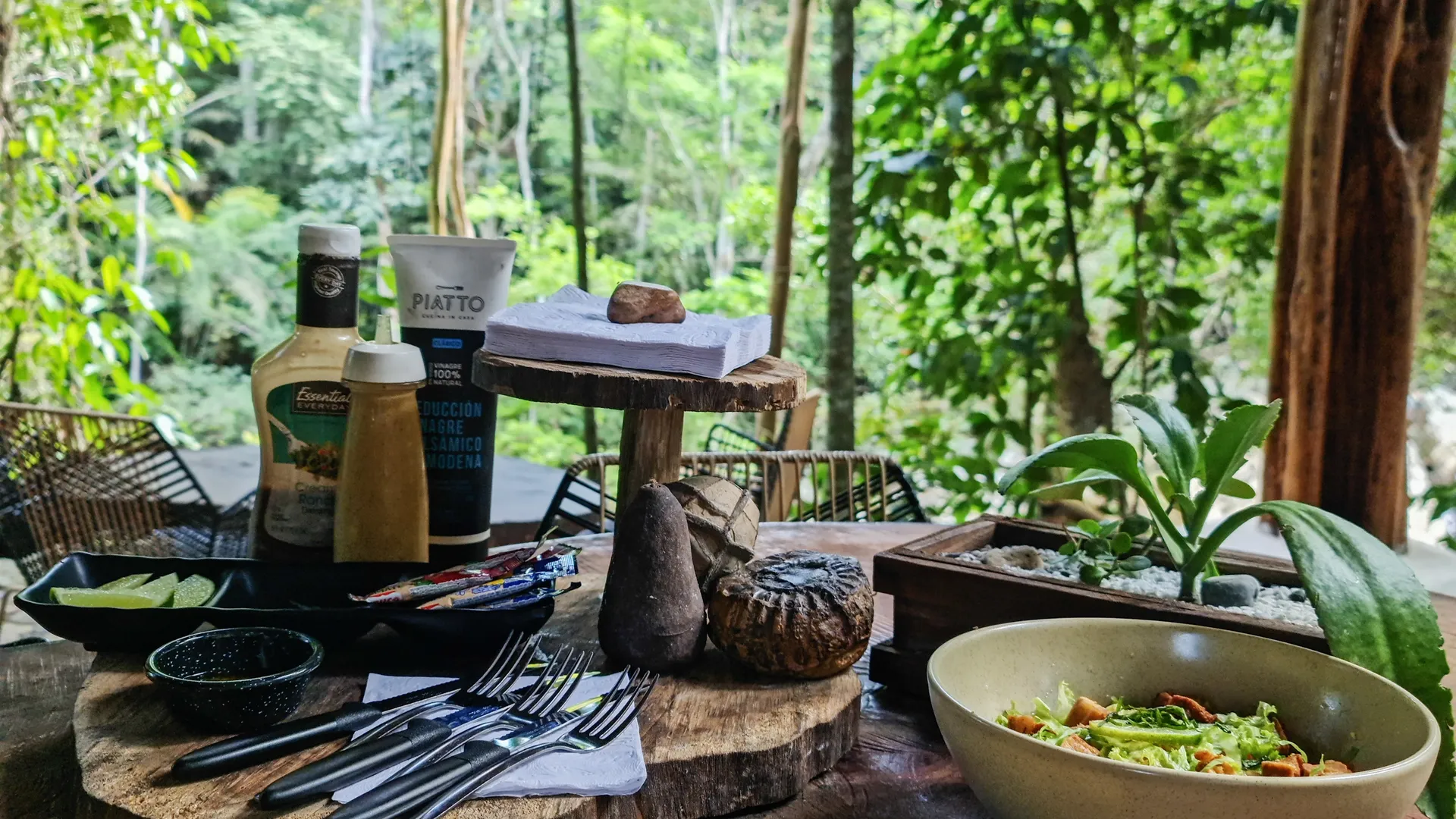 Mesa del restaurante de EntreAguas frente al bosque